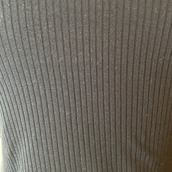 Tres Bien Black Ribbed V-Neck Shirt Size Large in EUC - Picture 2 of 9